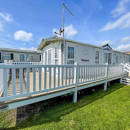 Lovely Caravan With Large Decking At Naze Marine Holiday Park Ref 17306Br Walton-on-the-Naze Buitenkant foto