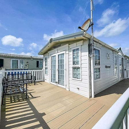 Lovely Caravan With Large Decking At Naze Marine Holiday Park Ref 17306Br Walton-on-the-Naze Buitenkant foto