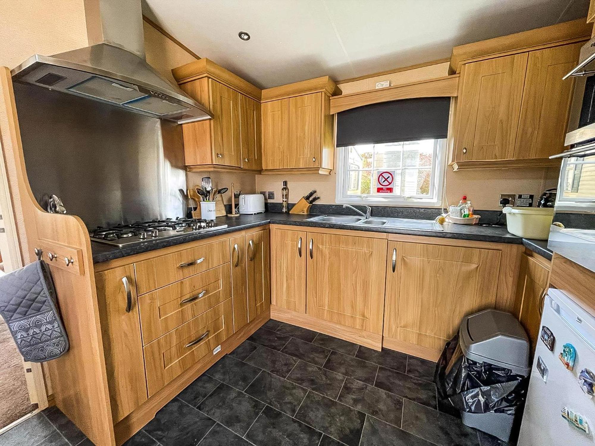 Lovely Caravan With Large Decking At Naze Marine Holiday Park Ref 17306Br Walton-on-the-Naze Buitenkant foto