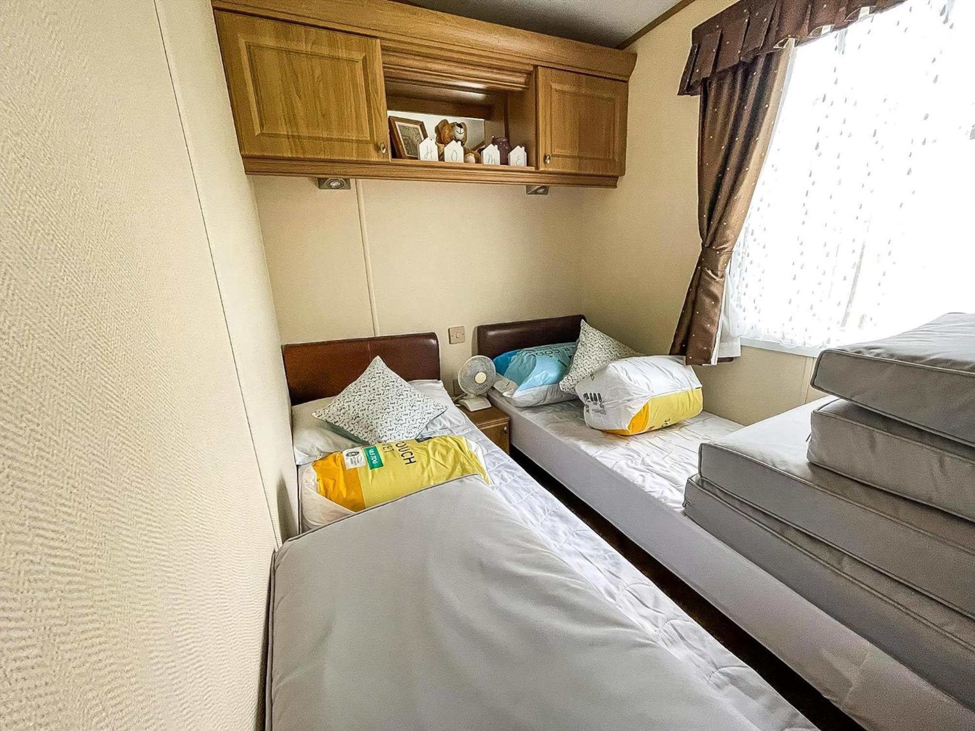 Lovely Caravan With Large Decking At Naze Marine Holiday Park Ref 17306Br Walton-on-the-Naze Buitenkant foto