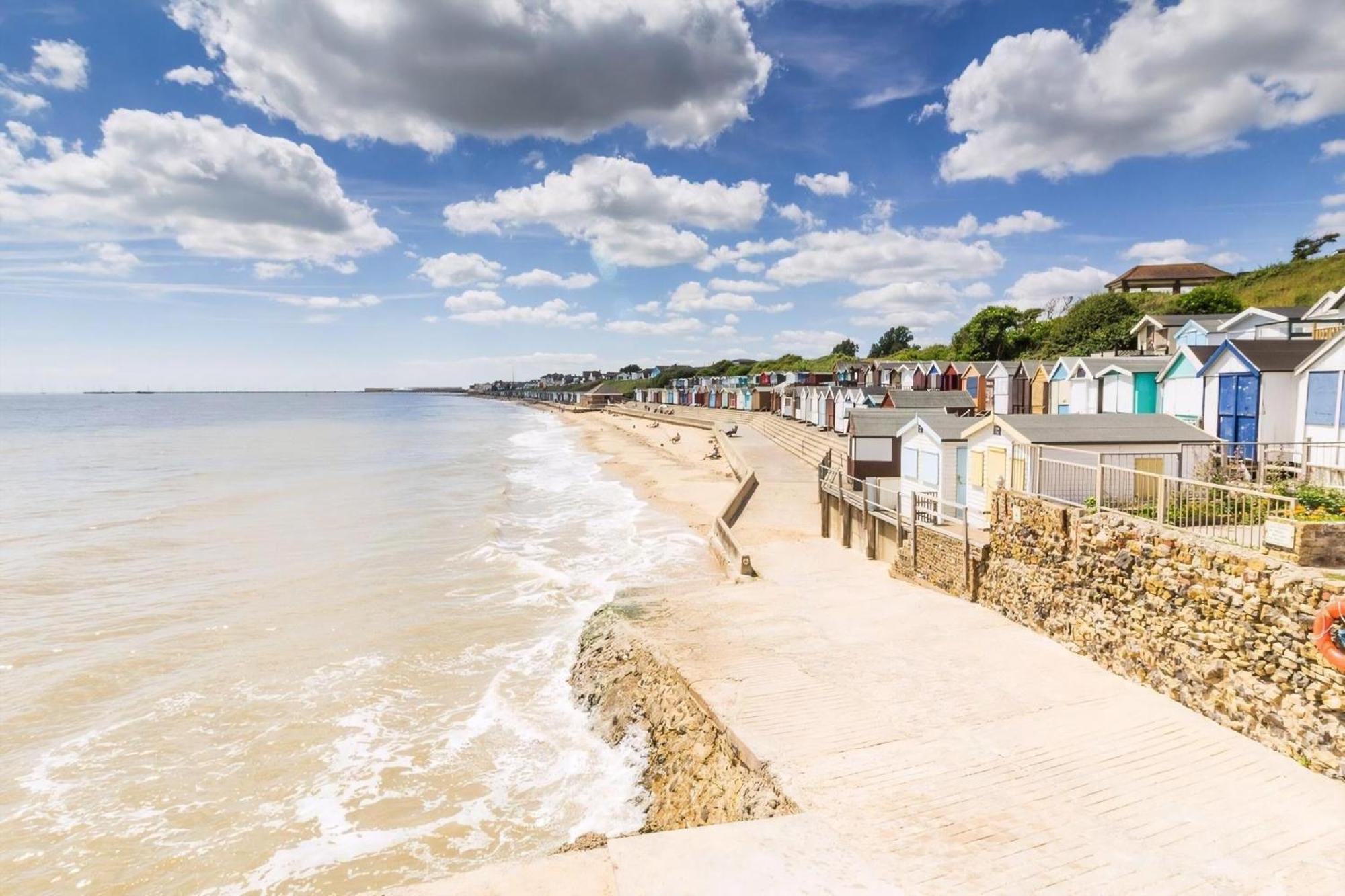 Lovely Caravan With Large Decking At Naze Marine Holiday Park Ref 17306Br Walton-on-the-Naze Buitenkant foto