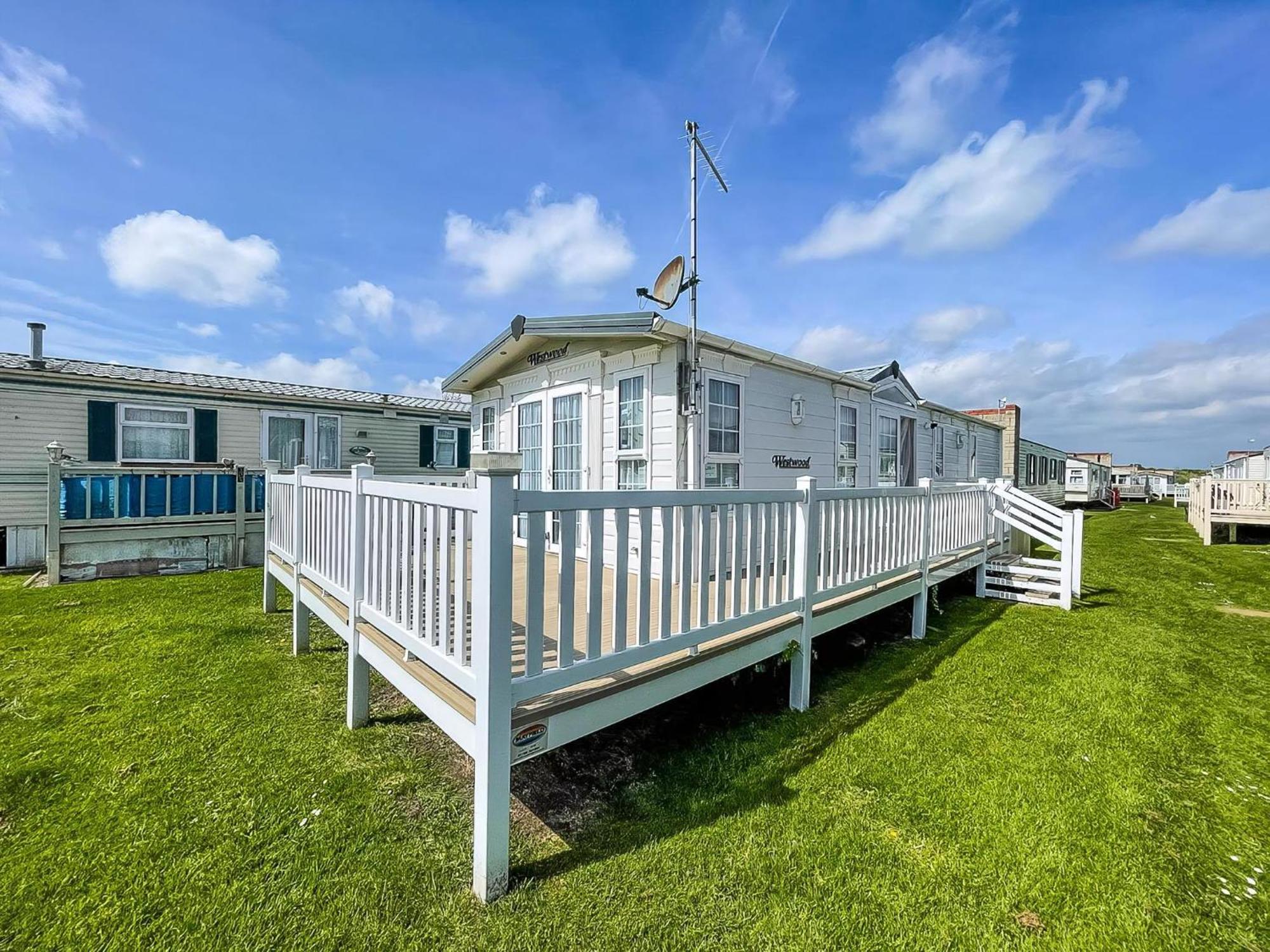 Lovely Caravan With Large Decking At Naze Marine Holiday Park Ref 17306Br Walton-on-the-Naze Buitenkant foto